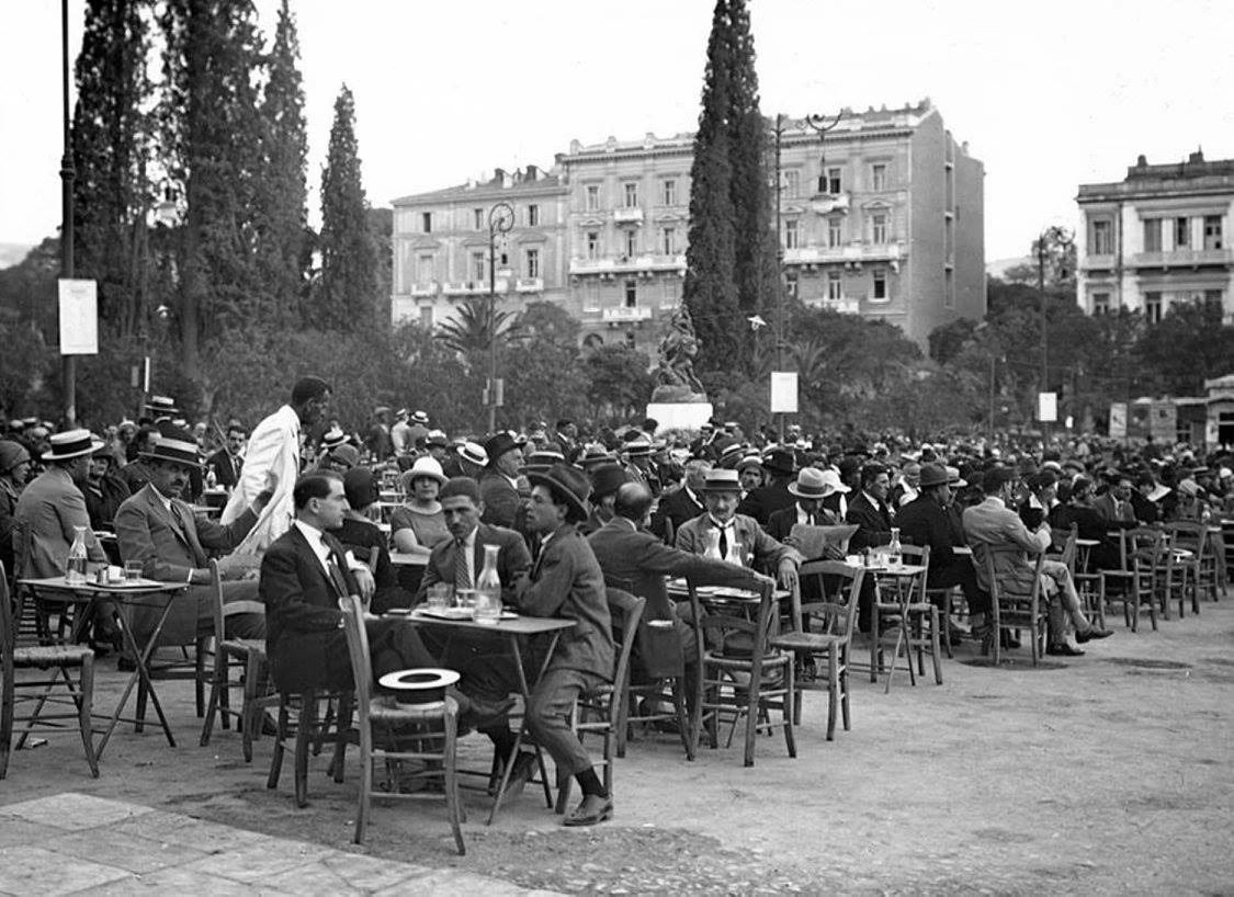 Βόλτα στην παλιά Αθήνα: Το ιστορικό κέντρο με τα θρυλικά καφενεία – Δείτε τις εικόνες